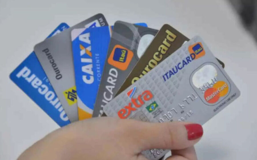 Juros do cartão  de crédito caem  em fevereiro