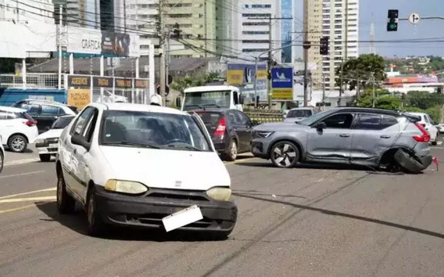 Após pneu estourar, motorista sem CNH invade pista e bate em SUV na Capital