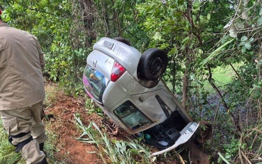 Estudante desvia de animal em rodovia e carro capota na MS-450