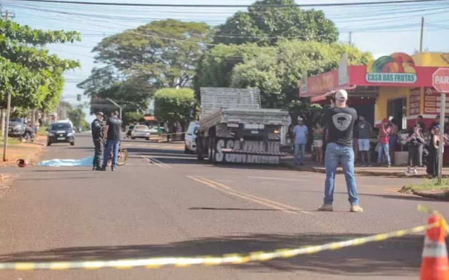 Motorista de caminhão desrespeita sinalização de 'pare' e mata motociclista na Capital