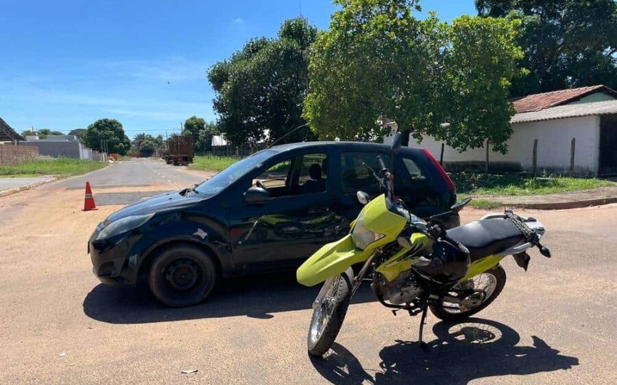 Colisão entre motocicleta e carro resulta em danos materiais em Coxim