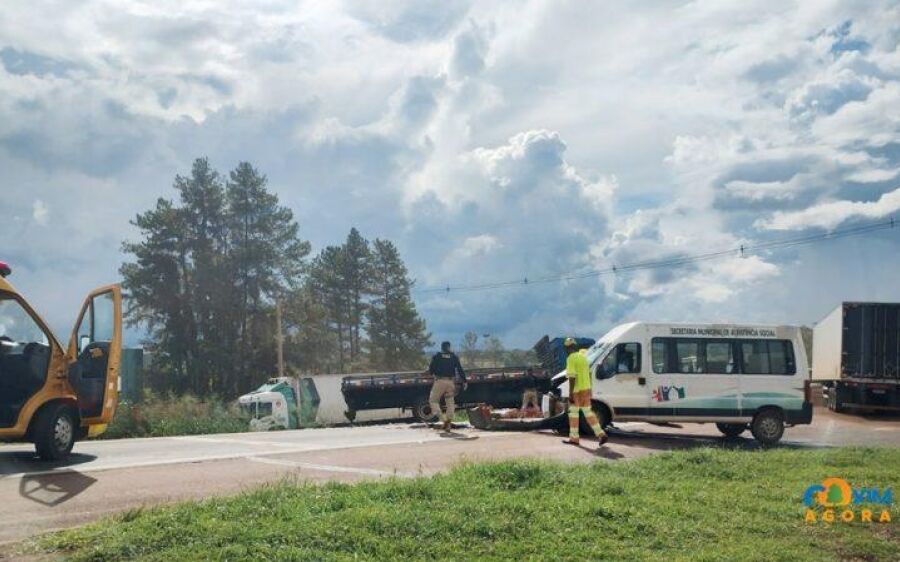 Mulher fica ferida em  colisão entre caminhão e van na BR-163 em Rio Verde