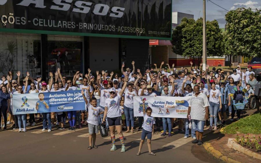Famílias de crianças autistas e com Síndrome de Down unem-se em caminhada em São Gabriel do Oeste
