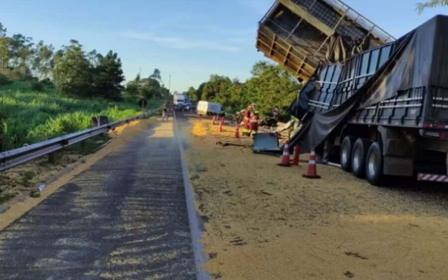 Cinco pessoas morrem em acidente envolvendo duas carretas, caminhão e carro na BR-163