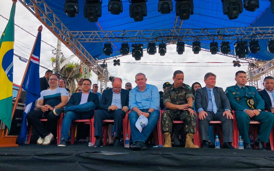 Desfile Cívico do  aniversário da cidade emociona público presente