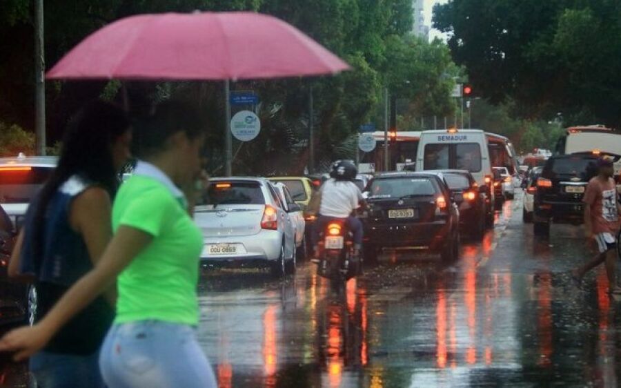 Chuva acumulada pode ultrapassar 50mm em 24h, e guarda-chuvas é item obrigatório nesta terça