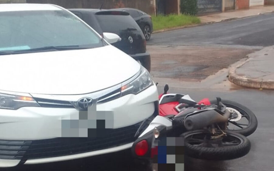 Motociclista sofre ferimentos no rosto em colisão com carro, em Coxim