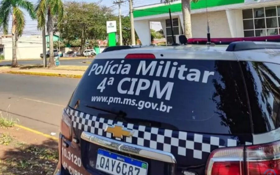 Dois jovens são presos e adolescente apreendido por furto de celular