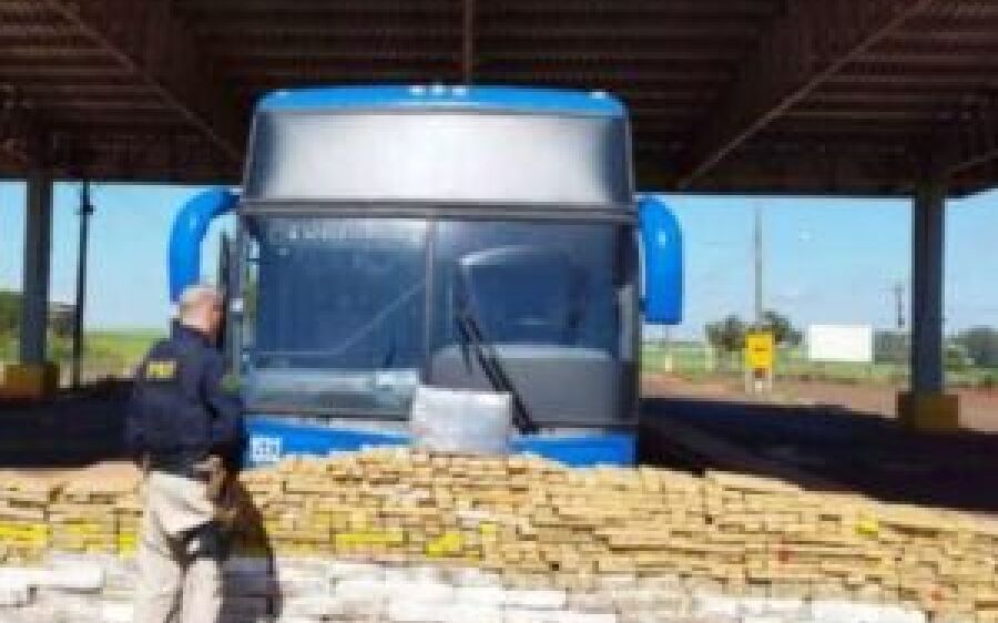 Ônibus de passeio é apreendido em Ponta Porã com mais de uma tonelada de maconha