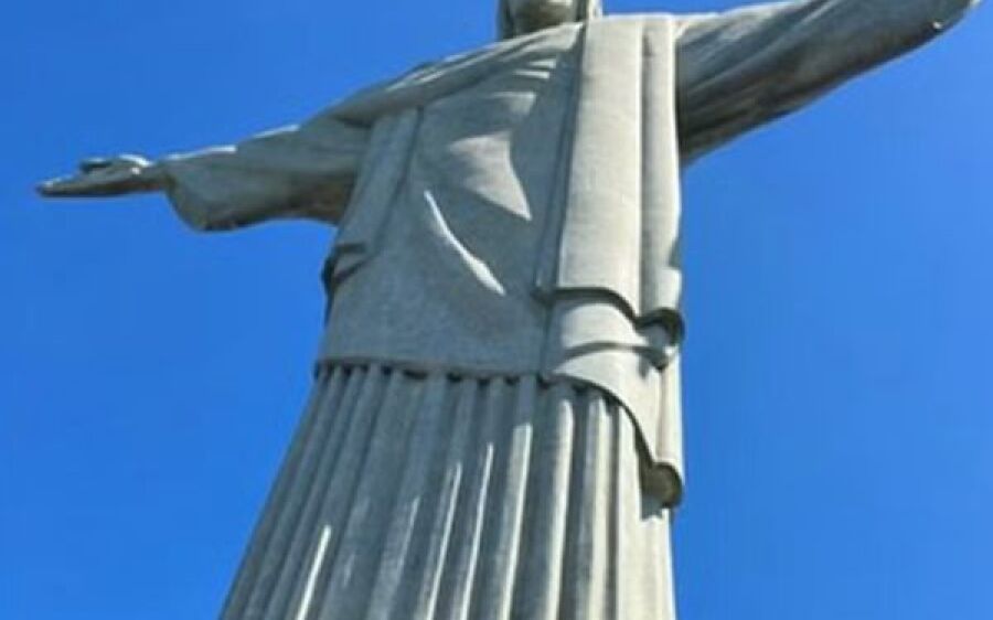 Nathalia Dill passa perrengue para  mostrar o Cristo Redentor à filha
