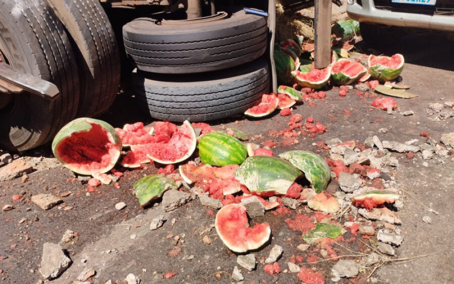 Caminhão com 35 toneladas de melancia tomba na BR-163, em Coxim