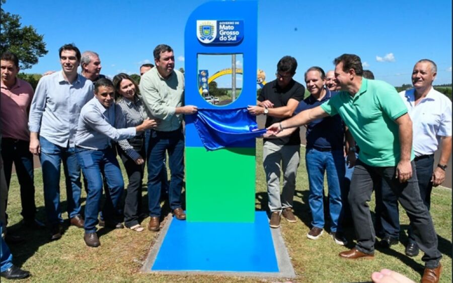 Costa Rica, em festa, recebe primeiro lote de asfalto na MS 316