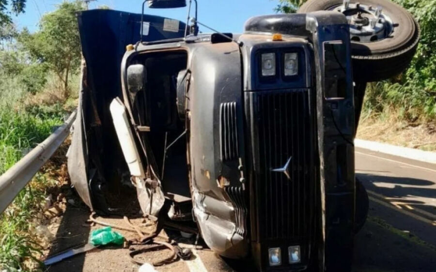 Motorista fica gravemente ferido após tombar caminhão na serra de Figueirão