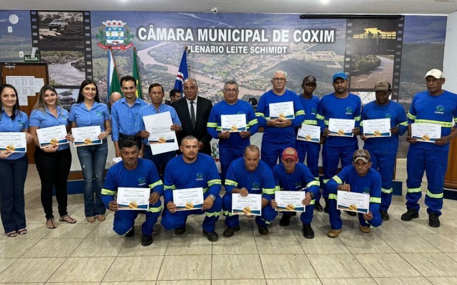 Vereadores entregam moções de congratulação para homenageados na última sessão de abril