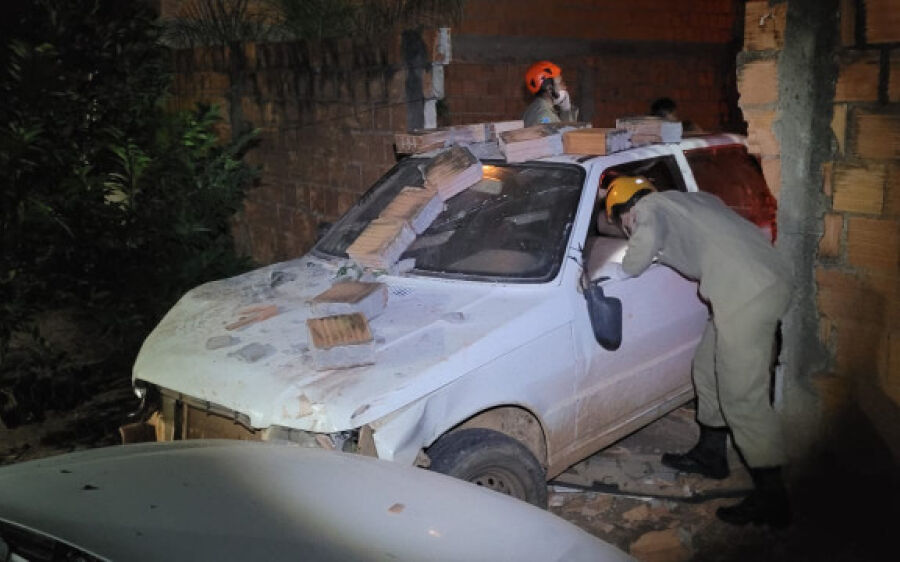 Motorista foge após colidir e derrubar muro no bairro Jorge Rith