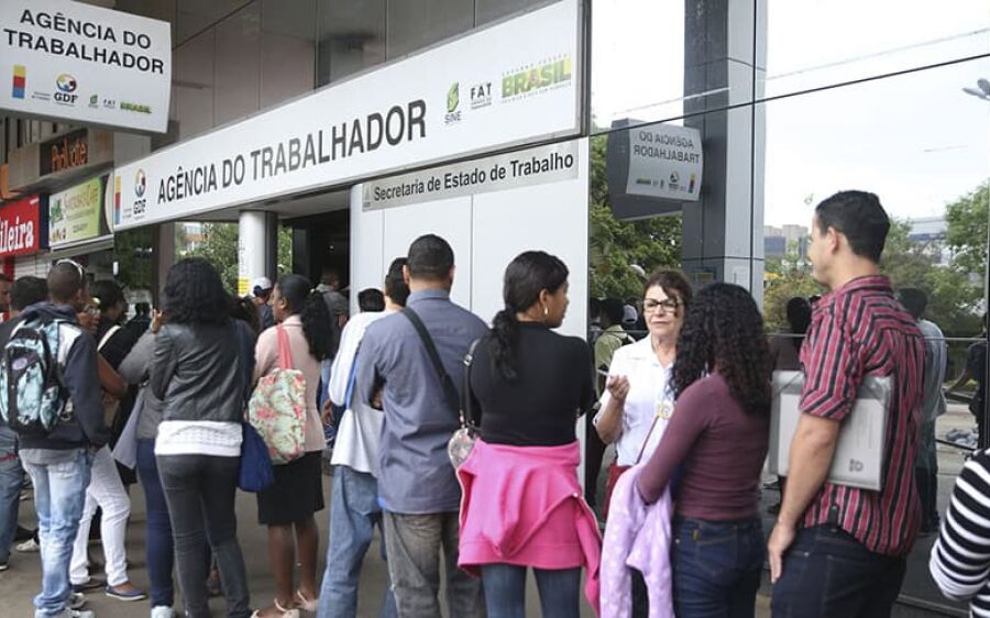 Taxa de desocupação sobe para 7,9% e população ocupada tem redução de 0,8%