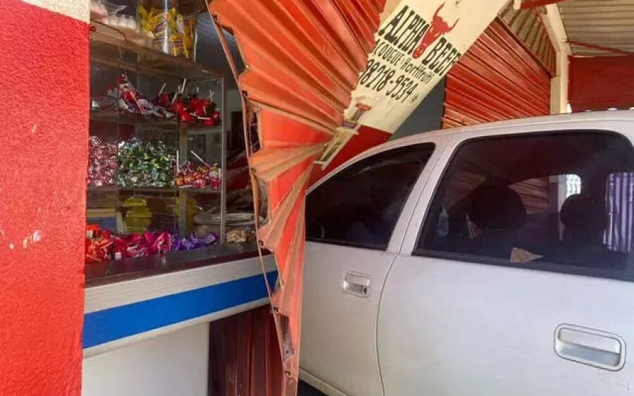Motorista perde controle do carro e destrói entrada de açougue