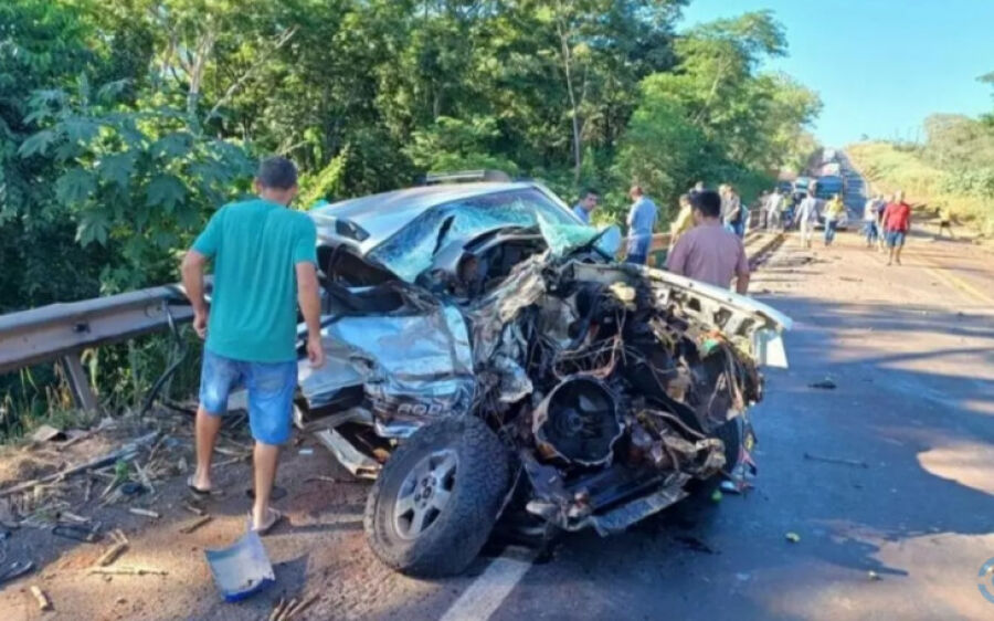 Um morre após carreta cair em ribanceira em acidente com 3 veículos