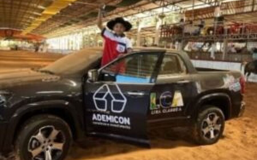 Laçador de 10 anos de Costa Rica leva caminhonete de R$ 200 mil em circuito nacional