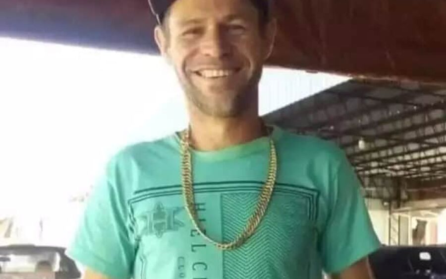 Homem morre ao ser brutalmente agredido com pedradas em campo de futebol