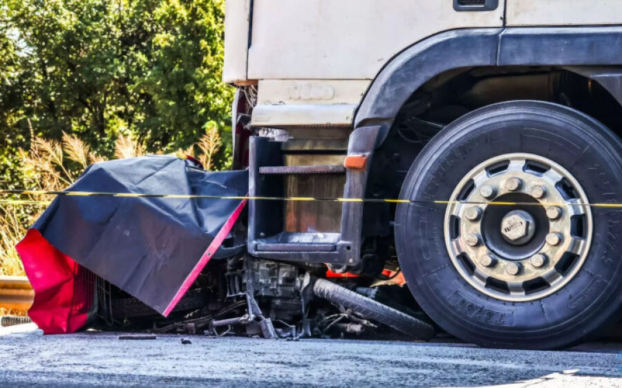 Motociclista morre carbonizado após bater de frente com caminhão na BR-163 e explodir