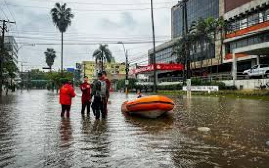 Água sobe e assusta moradores de diferentes pontos de Porto Alegre