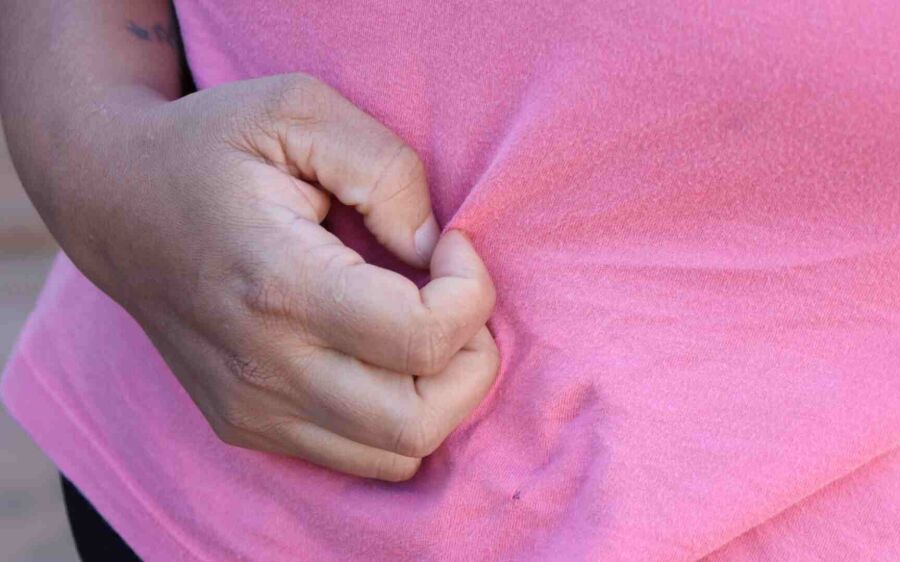 Adolescente denuncia pai à polícia por estupro depois de ver fotos da irmã de 11 anos seminua em cel