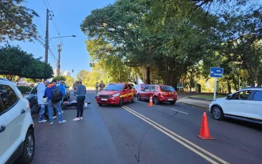 Motociclista bate em viatura dos bombeiros ao invadir contramão