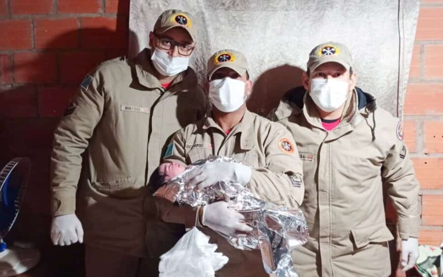Mãe dá à luz em casa pela segunda vez em São Gabriel do Oeste