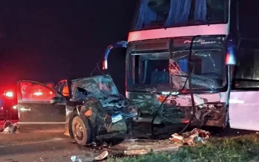 Motorista morre ao colidir carro em ônibus que transportava universitários