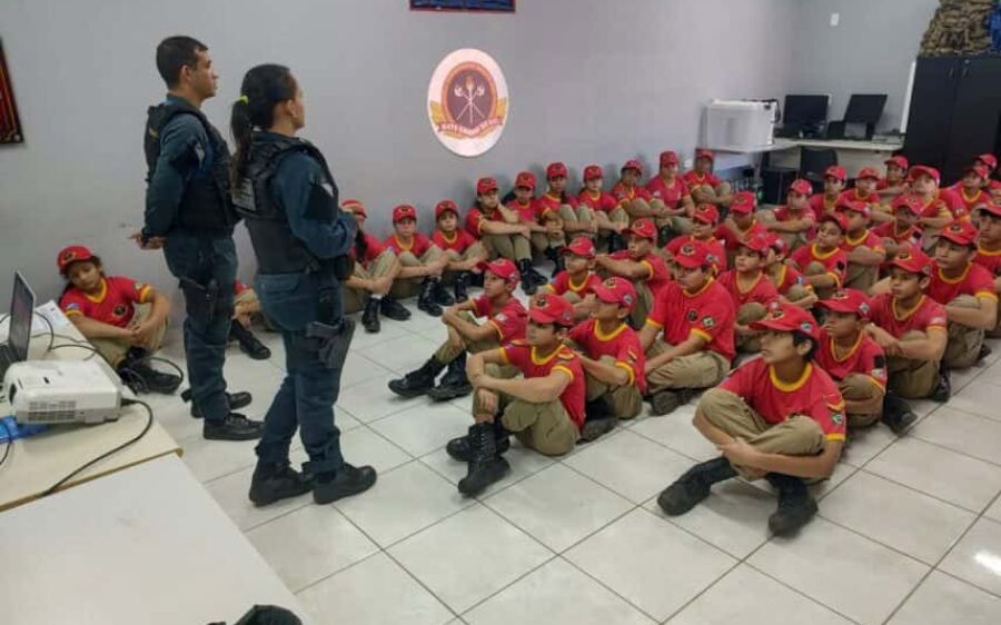 Polícia Militar realiza palestra educativa para crianças do projeto Bombeiros do Amanhã em Coxim