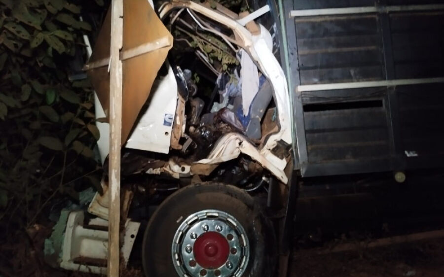 Caminhoneiro morre esmagado em acidente na Serra da Alegria, em Rio Verde
