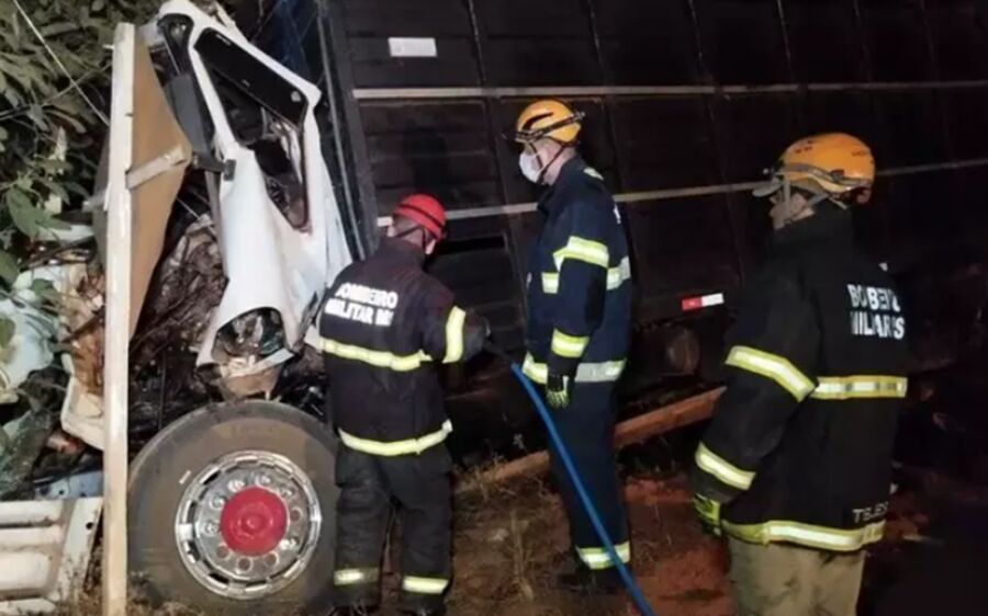 Motorista morre esmagado em colisão entre 2 caminhões na região da Serra da Alegria
