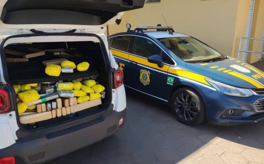 Condutor abandona Jeep Renegade carregado com 860 quilos de maconha em MS