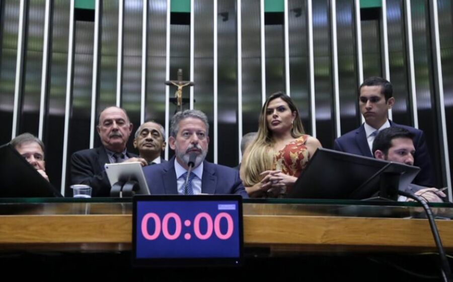 Câmara aprova urgência de projeto que equipara aborto a homicídio