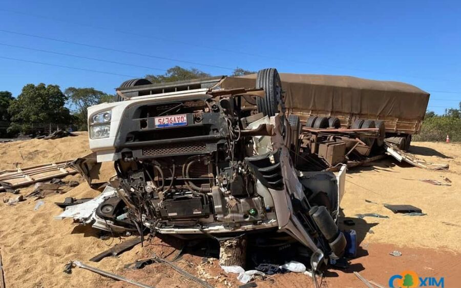 Colisão entre carreta e F-4000 deixa três feridos na BR-163, em Coxim
