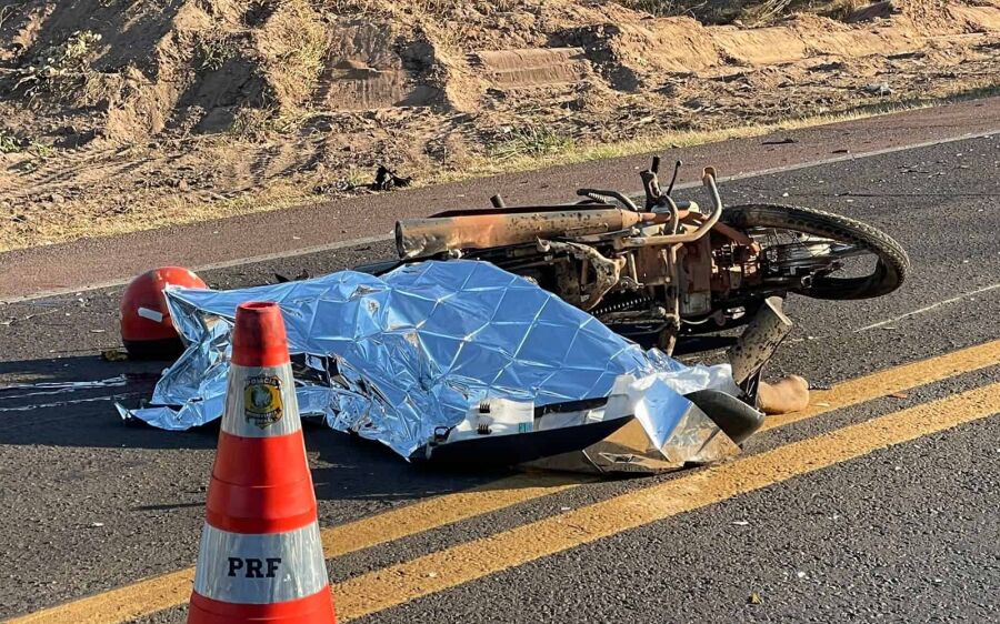 Homem morre após colisão frontal entre moto e carreta na BR-163, em Coxim