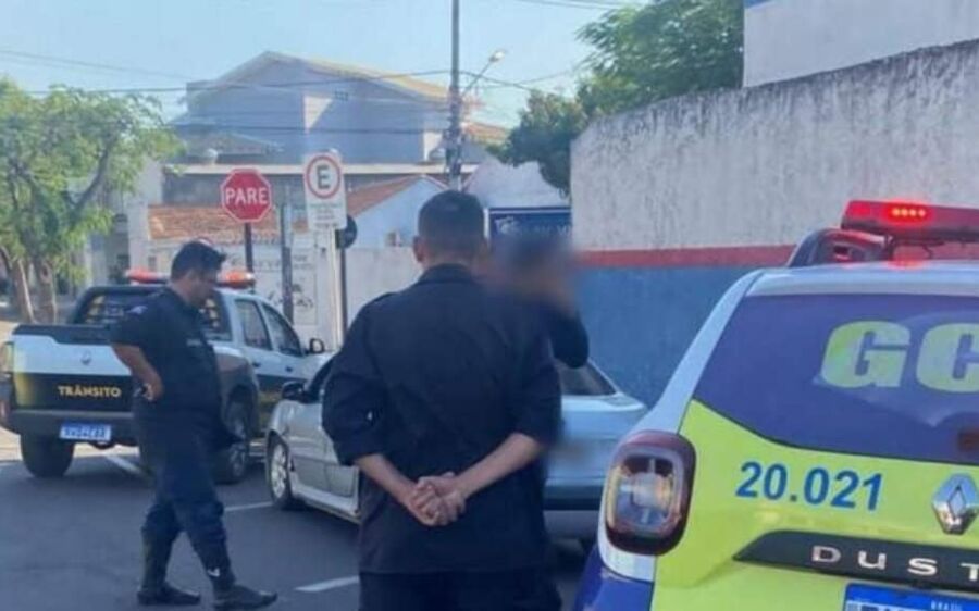 Condutor joga carro contra agentes de trânsito, entra em luta corporal e é preso