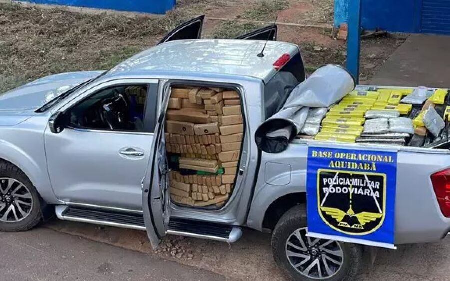 Camionete abarrotada de droga é apreendida e traficante foge a pé