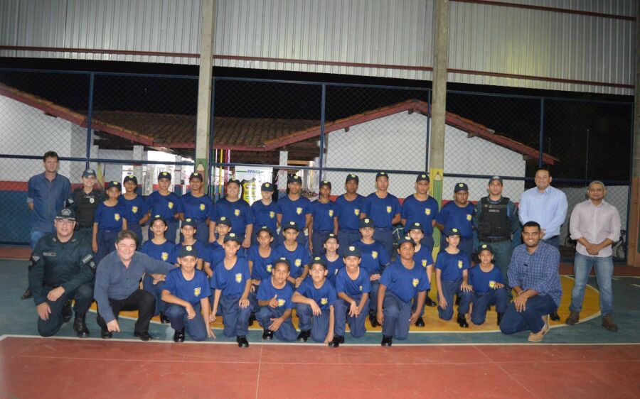 Polícia Militar realiza entrega de fardamento a alunos do Patrulha Mirim