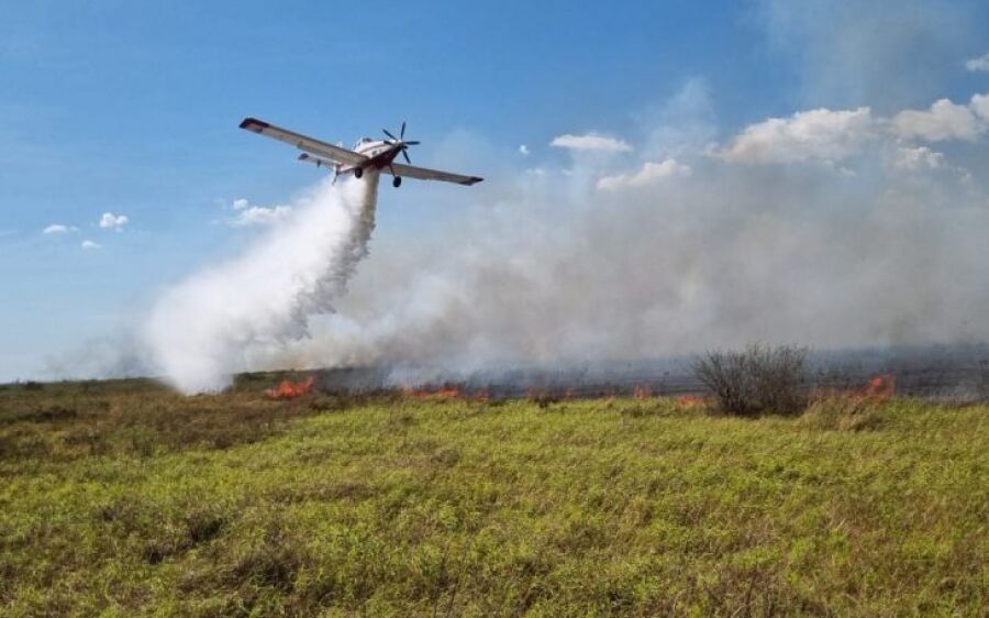 Com apoio aéreo, bombeiros atuam em incêndios florestais e resgatam ribeirinhos