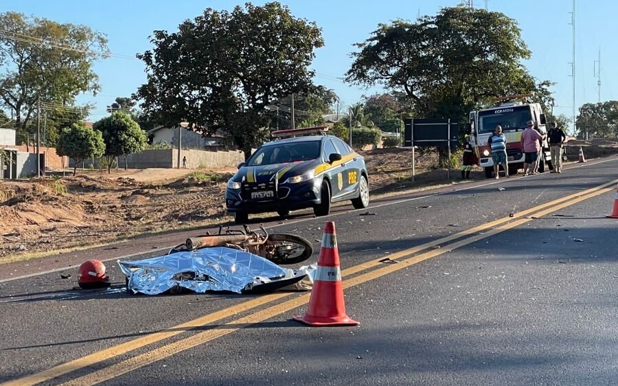 Motociclista morre após colidir de frente com uma carreta na BR-163, em Coxim