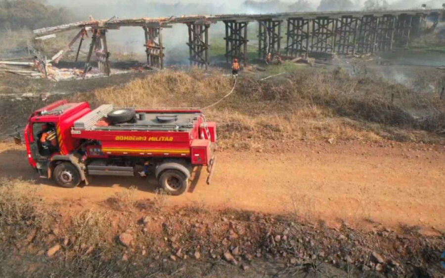 Ponte é destruída por incêndio de grandes proporções no Pantanal sul-mato-grossense