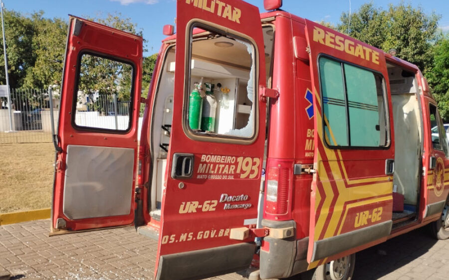 Em surto, homem ataca bombeiros e danifica viatura em hospital de Coxim