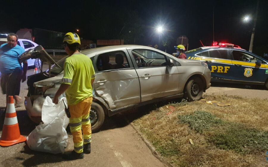 Veículos sofrem danos de grande monta em acidente no entroncamento da BR-359 com BR-163