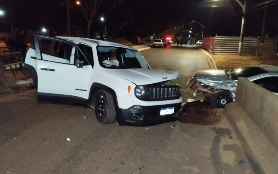 Veículos ficam parcialmente destruídos em colisão na cabeceira da ponte velha