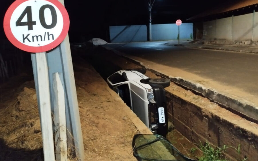 Fiat Uno cai em vala à margem da rua Paraná, em Coxim