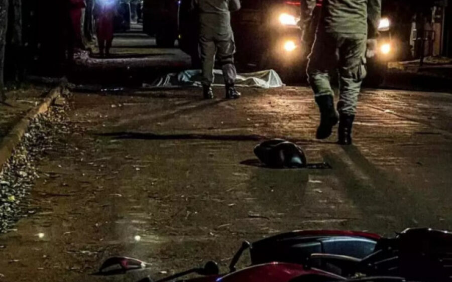 Adolescente morre ao perder controle e bater moto em árvore