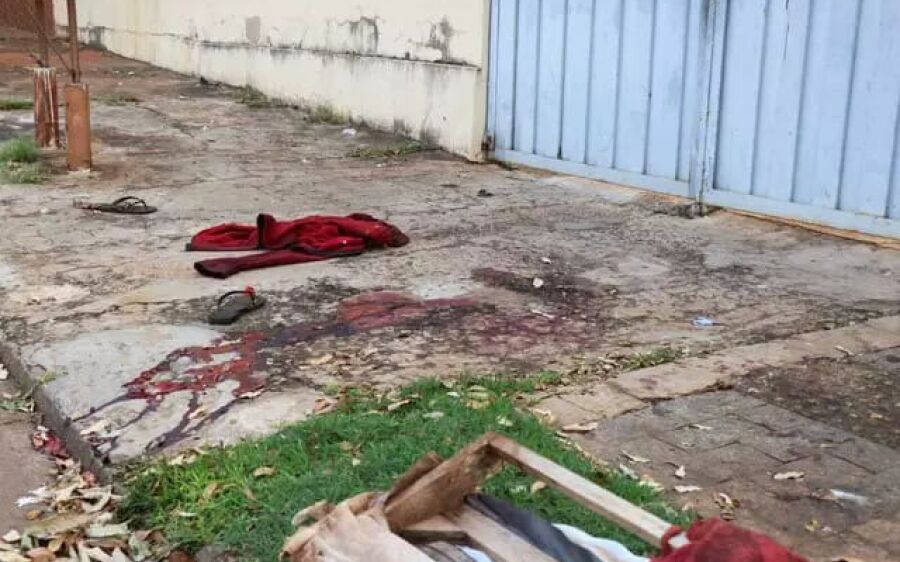 Mulher mata moradora de rua a facadas no rosto por ciúmes