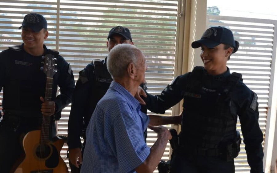 Polícia Militar visita Casa Lar dos Idosos em Coxim